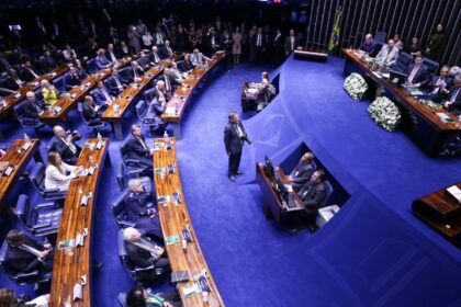 Em meio ao PL da Anistia, Senado homenageia redemocratização do Brasil