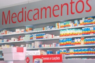 Entidades criticam permissão para farmacêutico prescrever medicamento