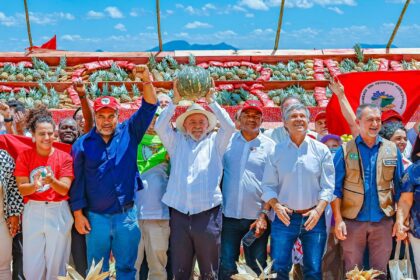Lula entrega mais de 12 mil lotes de terras da reforma agrária