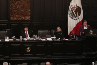 México avança com reforma que reestatiza petróleo e energia elétrica