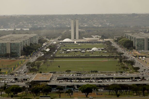 Reajuste de servidores federais será pago em maio, garante governo