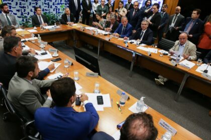 Sem acordo, deputados adiam decisão sobre Comissões da Câmara