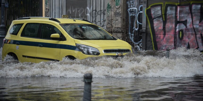 Temporal provoca alagamentos e quedas de árvores no Rio