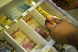 Aposentados e pensionistas começam a receber antecipação do 13º