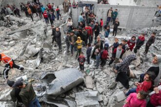 Ataques aéreos israelenses matam 10 em escola com desabrigados