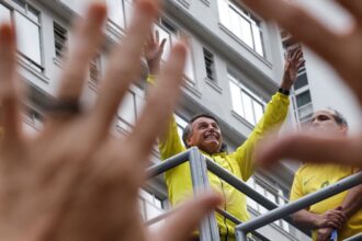 Bolsonaro nega tentativa de golpe e diz esperar por "ajuda externa"