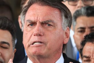 Bolsonaro passa por cirurgia no intestino neste domingo