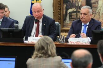 CCJ analisa suspensão de ação contra Bolsonaro e Ramagem no STF