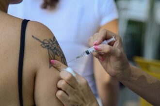 Cidade do Rio estende vacina contra dengue para jovens de 19 e 20 anos