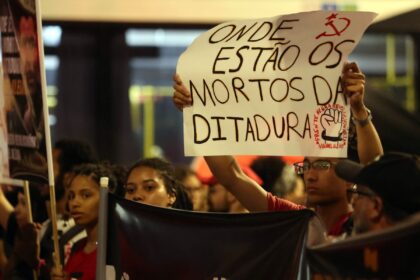 Cordão da Mentira faz desfile "para adiar o fim do mundo"