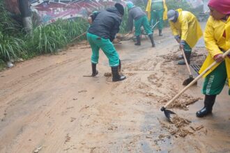 Defesas civis vistoriam locais atingidos por temporal em Petrópolis