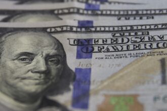 Dólar cai pela sétima vez seguida e fecha em R$ 5,64