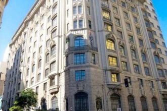 Faculdade paulista expulsa 12 alunos por faixa em alusão a estupro