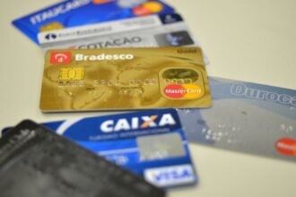 Juros do cartão de crédito rotativo avançam e chegam a 445% ao ano