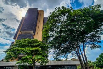 Juros médios cobrados pelos bancos chegam a 43,7% ao ano em fevereiro