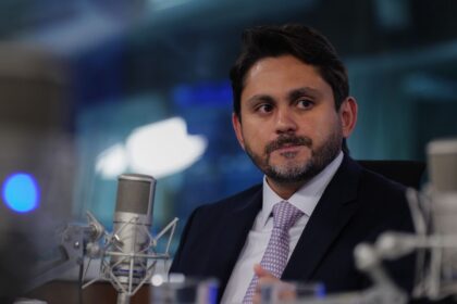 Juscelino Filho oficializa demissão do Ministério das Comunicações