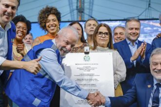 Lula inaugura prédios da UFF e anuncia edital para cursinhos populares