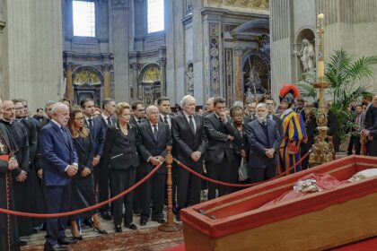 Lula presta homenagem ao papa Francisco em velório no Vaticano