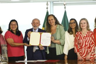 Lula sanciona leis para proteção de direitos das mulheres