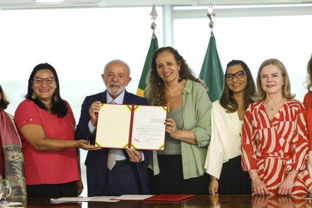 Lula sanciona leis para proteção de direitos das mulheres