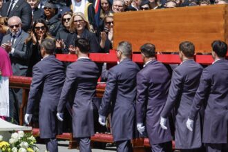 No Vaticano, Lula diz que papa fez história ao combater desigualdades