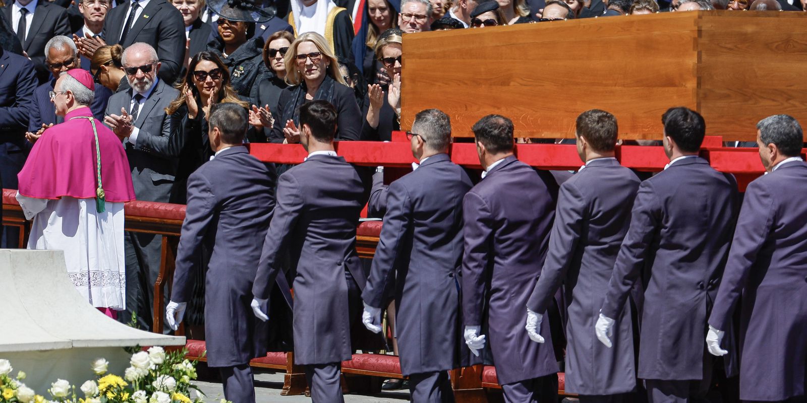 No Vaticano, Lula diz que papa fez história ao combater desigualdades