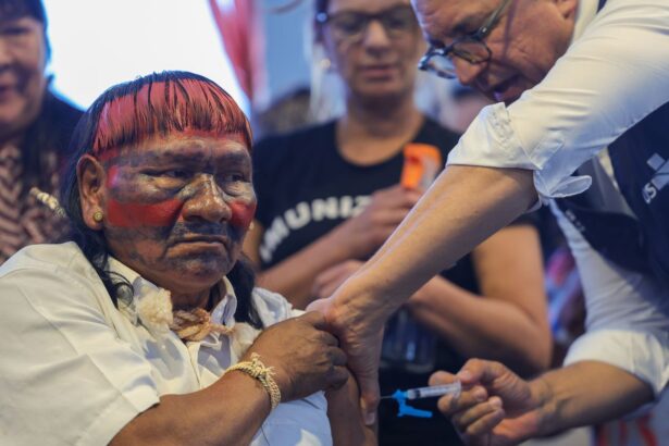Padilha vacina lideres indígenas durante acampamento em Brasília