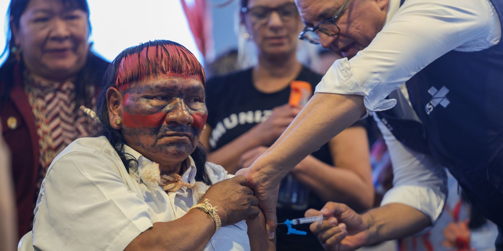 Padilha vacina lideres indígenas durante acampamento em Brasília