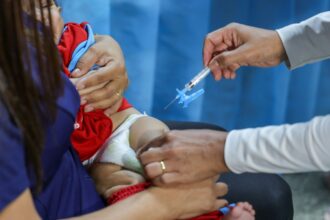 Vacinação nas escolas: crianças são imunizadas e atualizam caderneta