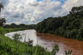 Vazamento de água em tubulação da Vale mobiliza Brumadinho