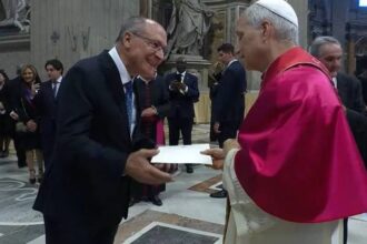 Alckmin entrega ao Papa convite para visitar o Brasil durante a COP30