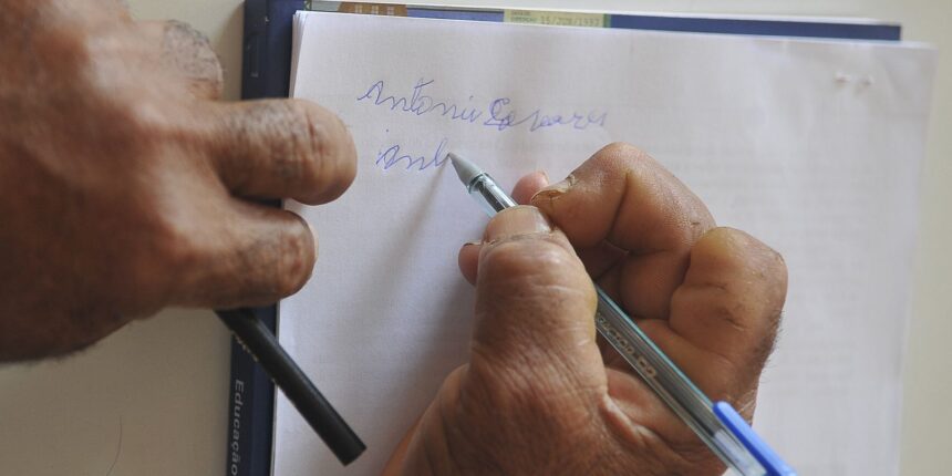 Analfabetismo de pessoas com deficiência é quatro vezes maior no país