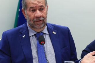 Após fraude no INSS, Lupi pede demissão do Ministério da Previdência