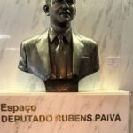 Ato contra PL da Anistia é realizado em frente a busto de Rubens Paiva