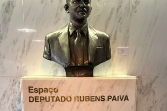 Ato contra PL da Anistia é realizado em frente a busto de Rubens Paiva