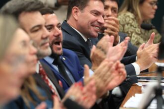 CCJ da Câmara aprova suspensão da ação contra Bolsonaro e Ramagem