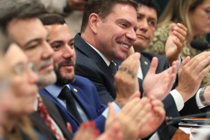Câmara suspende ação penal contra Ramagem por atos do 8 de janeiro