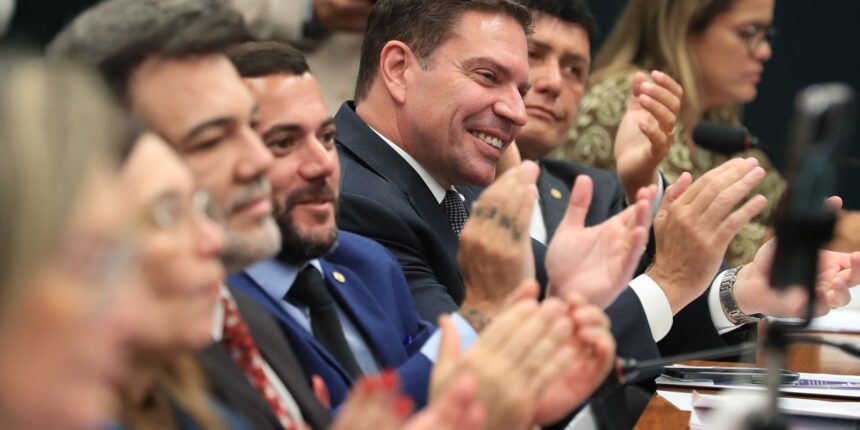 Câmara suspende ação penal contra Ramagem por atos do 8 de janeiro