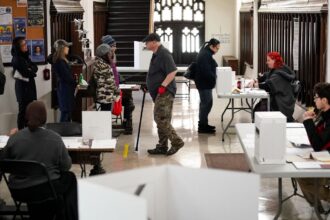Canadenses vão às urnas em eleição dominada por preocupações com Trump