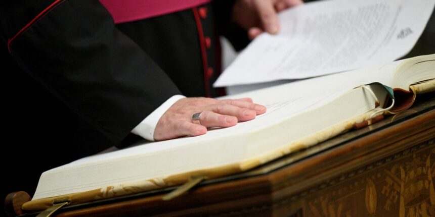 Cardeais entram em reclusão antes do conclave para eleger novo papa