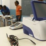 Com oposição rachada, Venezuela realiza eleição legislativa e regional