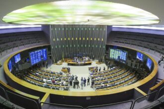 Especialistas veem manobra jurídica em decisão da Câmara sobre golpe