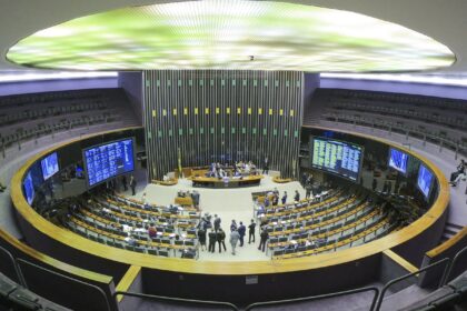Especialistas veem manobra jurídica em decisão da Câmara sobre golpe