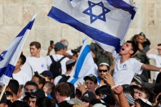 Extrema-direita confronta palestinos em marcha anual em Jerusalém