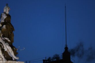 Fumaça preta: cardeais ainda não escolheram papa