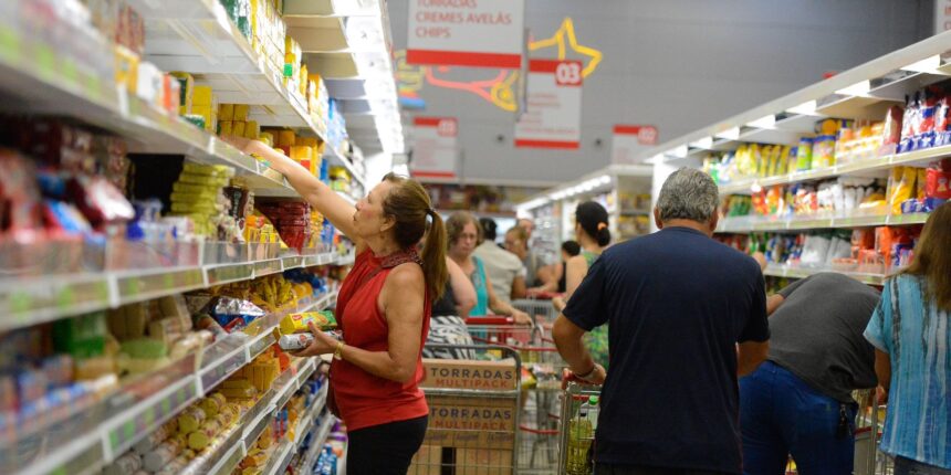 Inflação perde força pelo 2º mês seguido e fecha abril em 0,43%