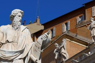 Instalada na Capela Sistina chaminé que anunciará o novo papa