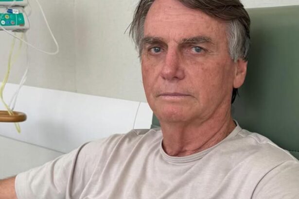 Jair Bolsonaro tem alta após três semanas internado em Brasília
