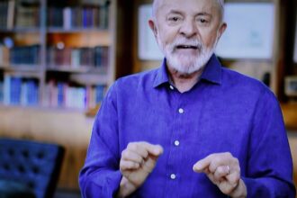 Lula defende debate sobre fim da escala 6x1 e aborda fraude no INSS