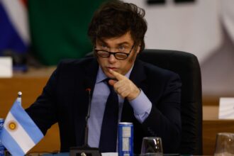 Milei restringe imigração e permanência de estrangeiros na Argentina